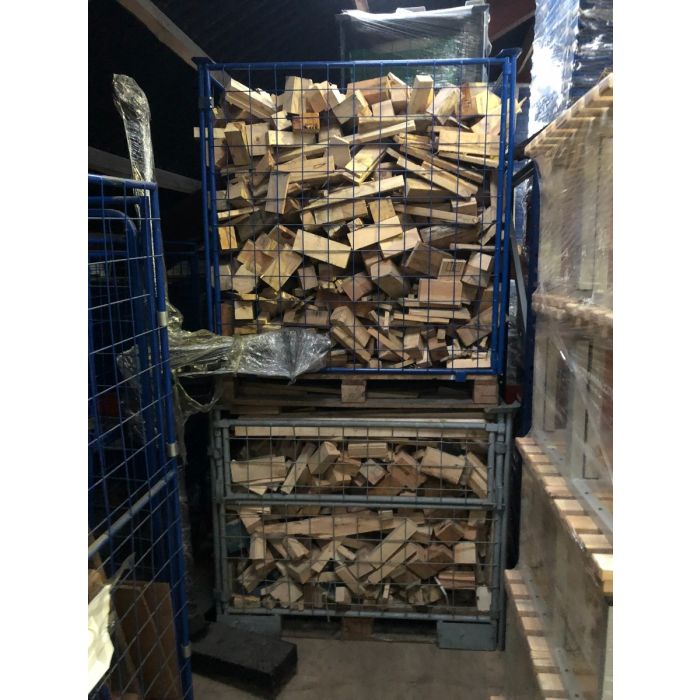 Brænde. Inkl. 2 brugte paller og 2 brugte gitterrammer. Ca. 1,5 rummeter affaldstræ. - 
